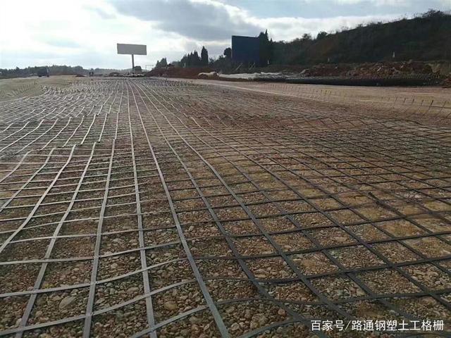 钢塑土工格栅 现代土工材料的桥梁与基石